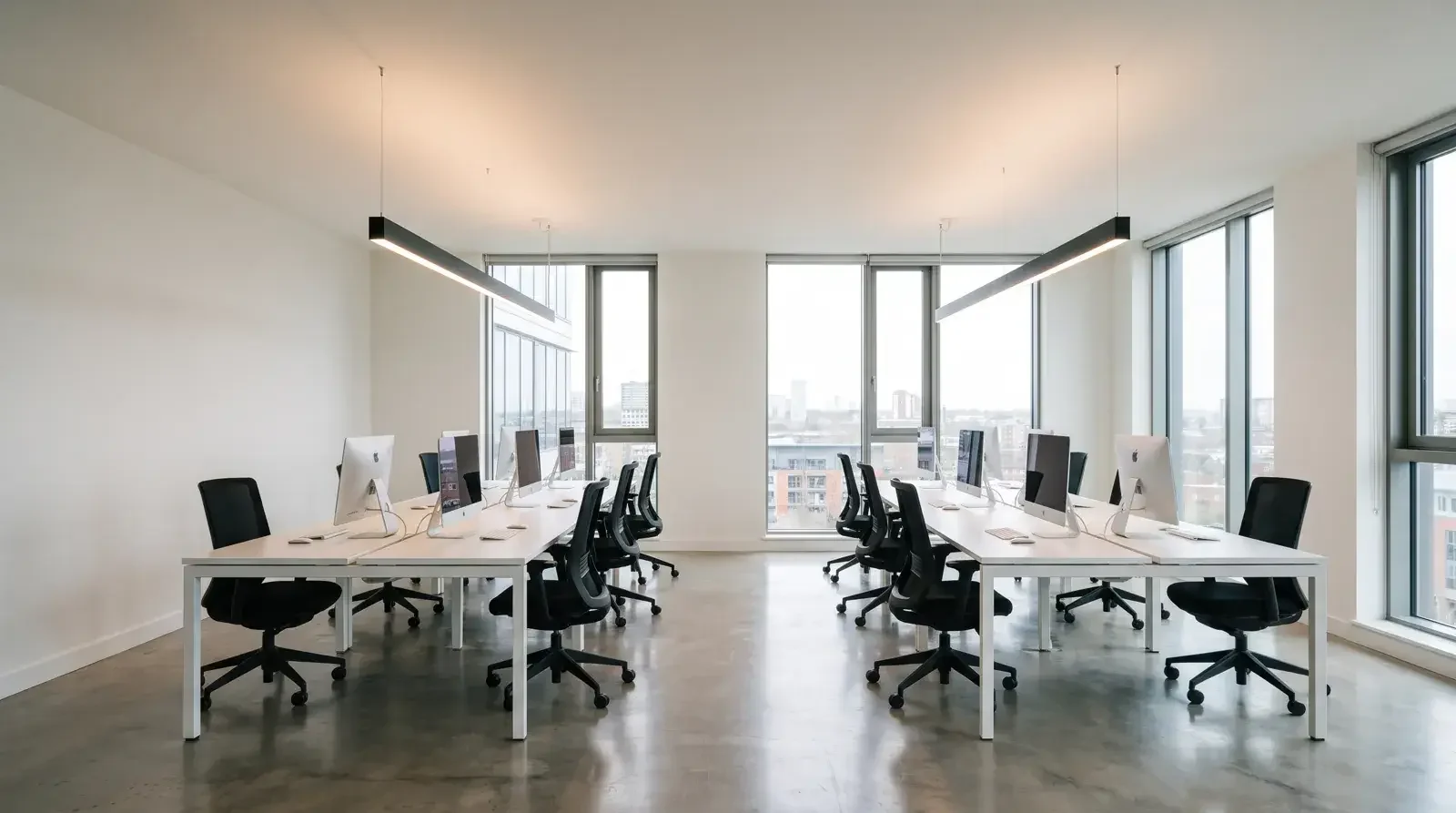 Suspended direct/indirect linear lighting in an open-plan office