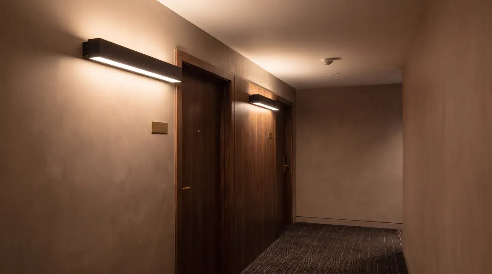 Integrating emergency lighting into linear LED systems